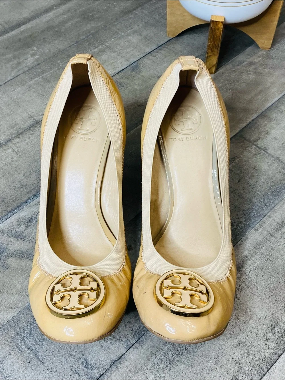 Tory Burch Caroline Patent Leather Wedge Pumps Tan Beige Gold Logo Sz 9